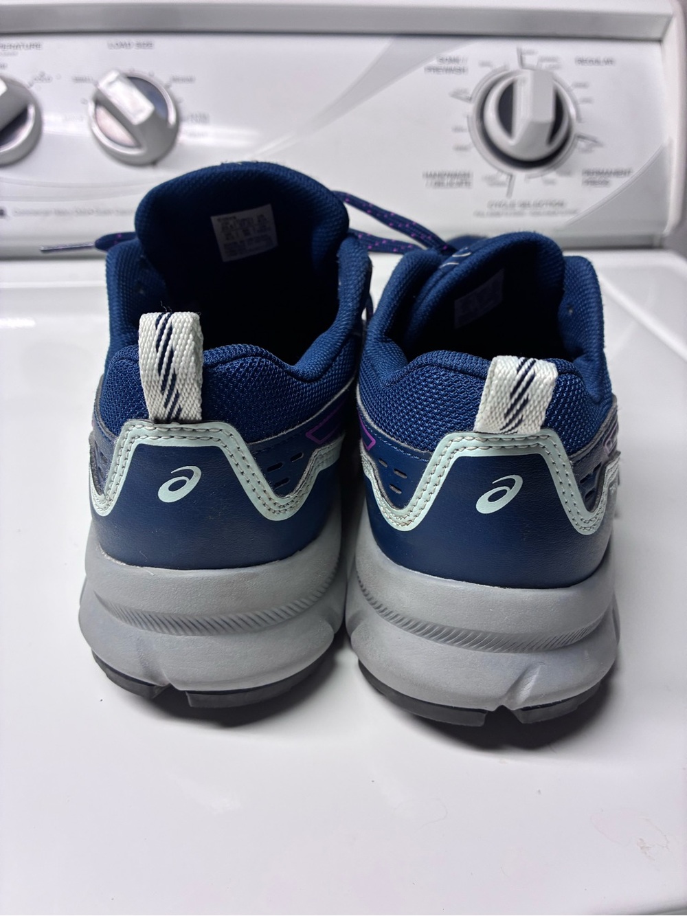 Women’s ASICS - Picture 5 of 7
